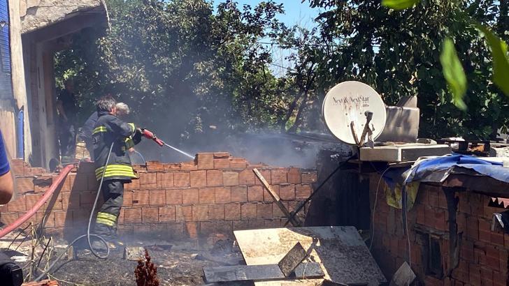 Çorlu'da gecekondu yangını