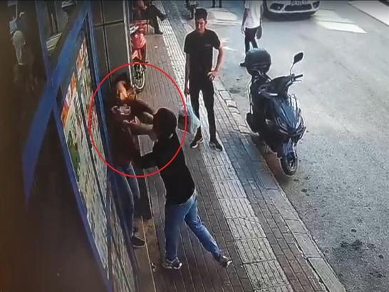 Kasiyere yumruk atan şüpheliye müdahale eden müşteri: Bir kadın darbediliyordu duramadım