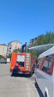 Elektrik telinde akıma kapılan karga, tarlada yangına neden oldu