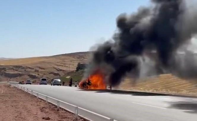 Siirt'te otomobil alev alev yandı