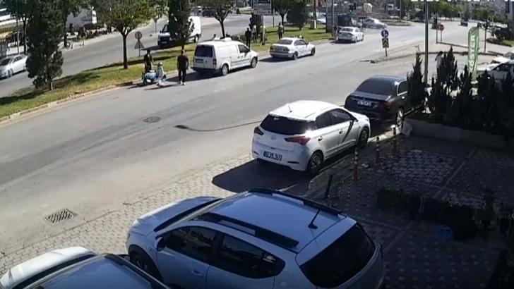 Afyonkarahisar- Motosiklet sürücüsünün araca, refüje ve yön levhasına çarptığı kaza kamerada /Video eklendi