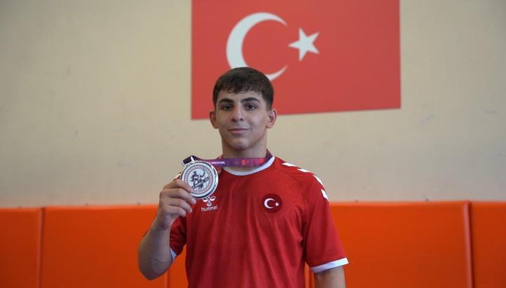 Bursalı güreşçi Yusuf İslam Kara, Avrupa Şampiyonası’nda ikinci oldu