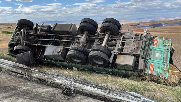 Ters yönde ilerleyen otomobil ile kamyon çarpıştı: 3 ölü, 2 yaralı