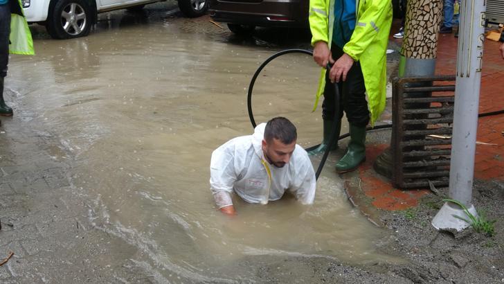 Trabzon'da sağanak yağış su taşkınlarına neden oldu