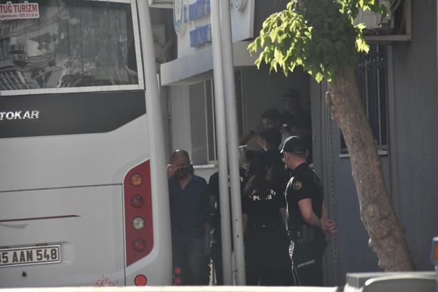 İzmir'deki 'yolsuzluk' operasyonu şüphelilerinden bazıları sağlık kontrolünden geçirildi