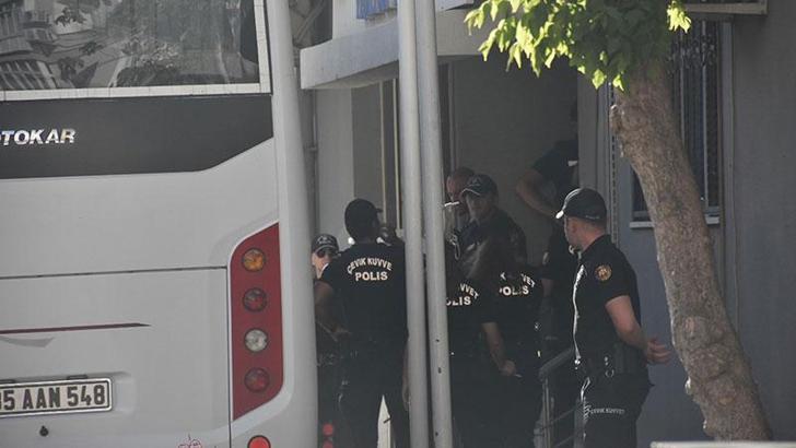 İzmir'deki 'yolsuzluk' operasyonu şüphelilerinden bazıları sağlık kontrolünden geçirildi