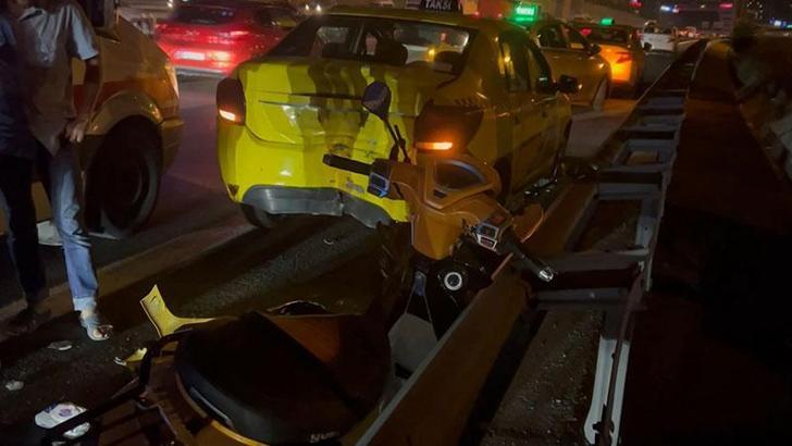 Bağcılar'da, arıza nedeniyle emniyet şeridinde duran taksiye çarpan motosikletli yaralandı