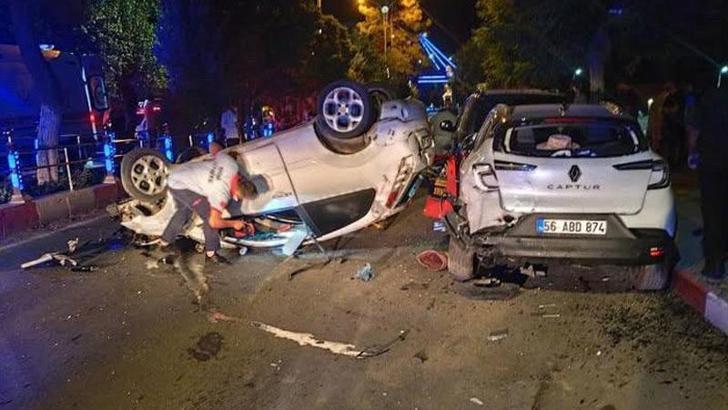 Otomobil refüje, ardından da park halindeki araca çarptı: 2’si ağır, 5 yaralı