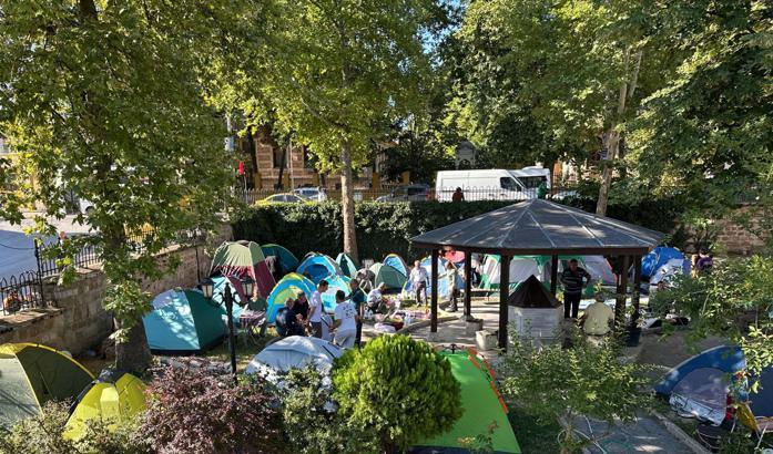 Kırkpınar'a gelen güreşseverler, çadırlarda da konaklıyor