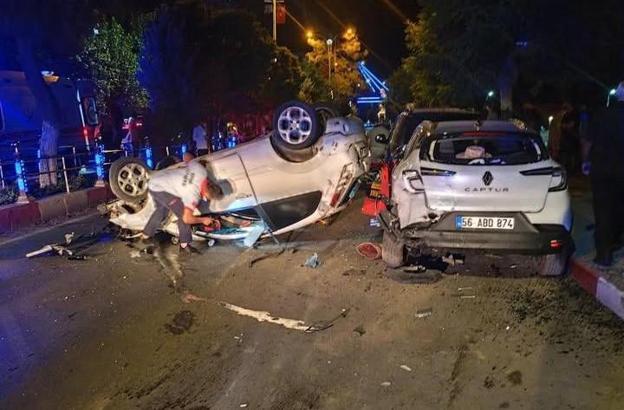 Otomobil refüje, ardından da park halindeki araca çarptı: 2’si ağır, 5 yaralı