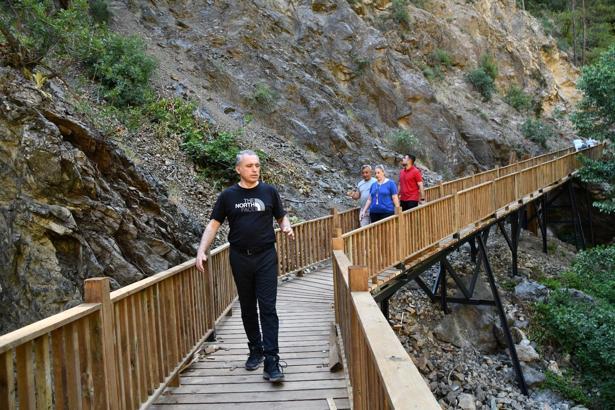 Karaçay şelalesi kanyon yürüyüş yolunda çalışmalar sürüyor