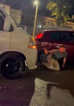 Ağabeyini darbeden 3 kişiye otomobille çarptı; o anlar kamerada