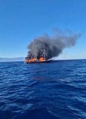 Bodrum'da tekne yandı, turistler ve mürettebat tahliye edildi