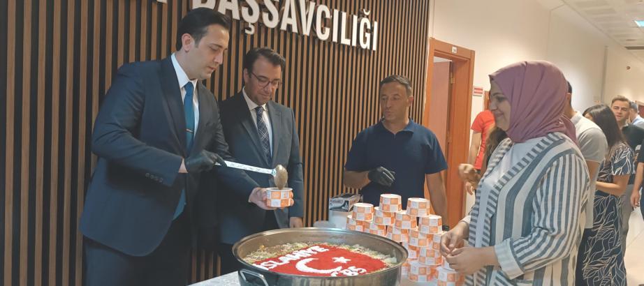 İslahiye Adliyesi’nde aşure dağıtıldı