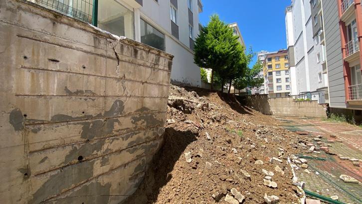 Samsun’da sitenin istinat duvarı çöktü