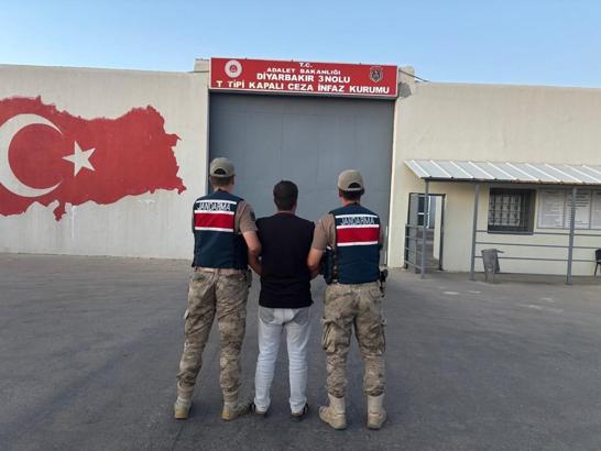 Diyarbakır’da aranan 2 firari hükümlü, jandarma operasyonuyla yakalandı