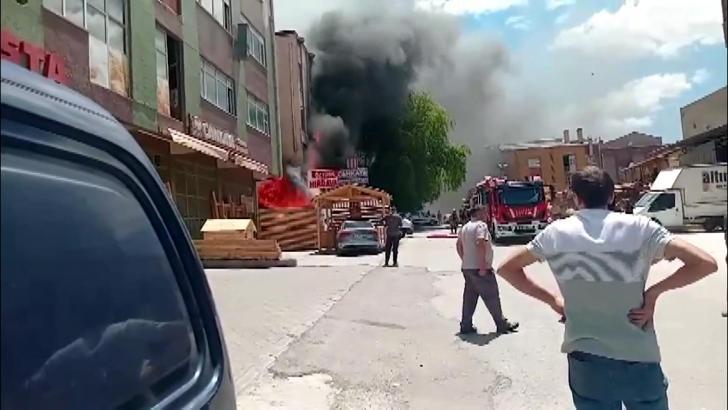 Ankara'da mobilyacılar sitesinde yangın; 2 iş yeri ve 2 araç zarar gördü