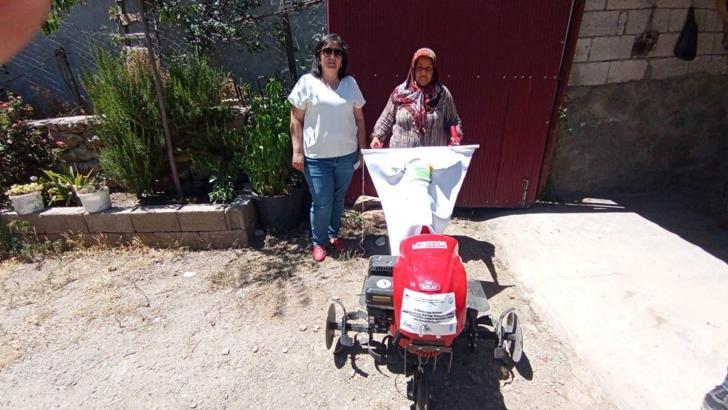 Çiftçilere motorlu çapa makinesi