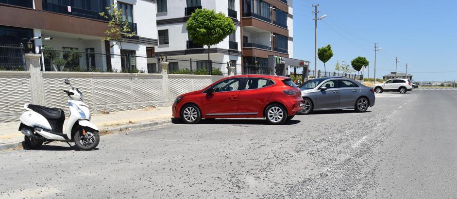 Park halindeki otomobile çarpan motosiklet sürücüsü yaralandı