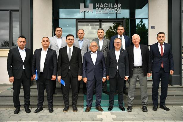 Hacılar’da, Memduh Büyükkılıç başkanlığında yatırım toplantısı yapıldı