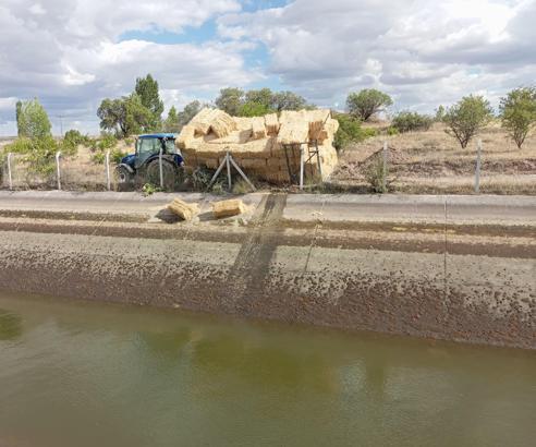 Traktörün römorkundaki işçiler sulama kanalına düştü: 1 kayıp