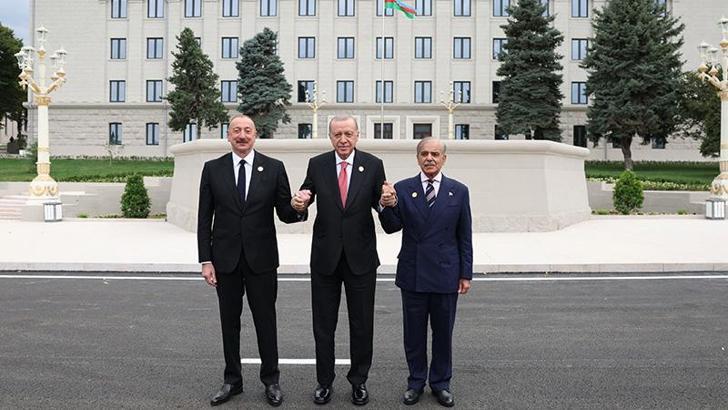 Cumhurbaşkanı Erdoğan, Azerbaycan Cumhurbaşkanı Aliyev ve Pakistan Başbakanı Şerif ile hatıra fotoğrafı çektirdi
