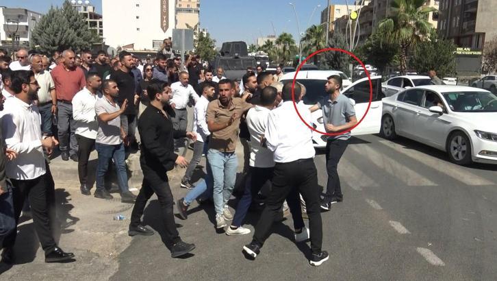Silopi’de istifa yürüyüşünde sloganlara tepki gösteren kişi darbedildi