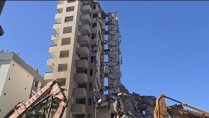 İstanbul-Maltepe'de 11 katlı bina kontrollü yıkım sırasında çöktü