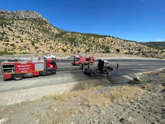 Bingöl’de dorsesiz TIR alev alev yandı