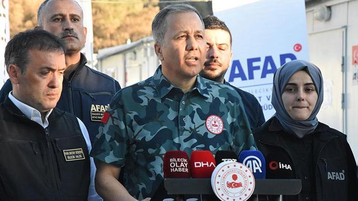 Bakan Yerlikaya, orman yangınlarında yok olan Köprücek ve Kaşıkçı köyünde