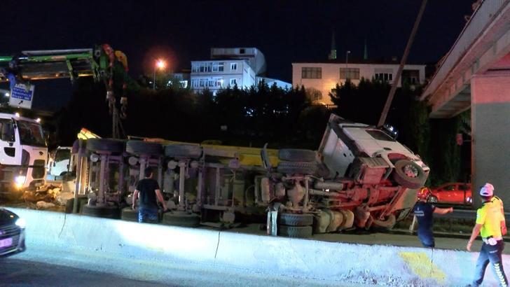 İstanbul - Kağıthane’de moloz yüklü TIR devrildi