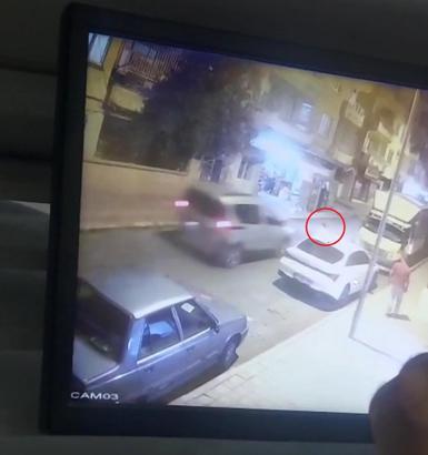 Yola fırlayan çocuğa hafif ticari araç çarptı; kaza kamerada