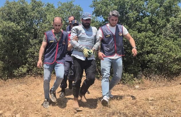 Yakalanmamak için dağda yaşayıp, ayı kapanı kurmuş