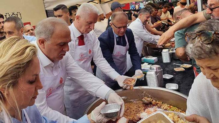 Tarihi Mısır Çarşısı’nda 20 bin kişilik aşure dağıtıldı