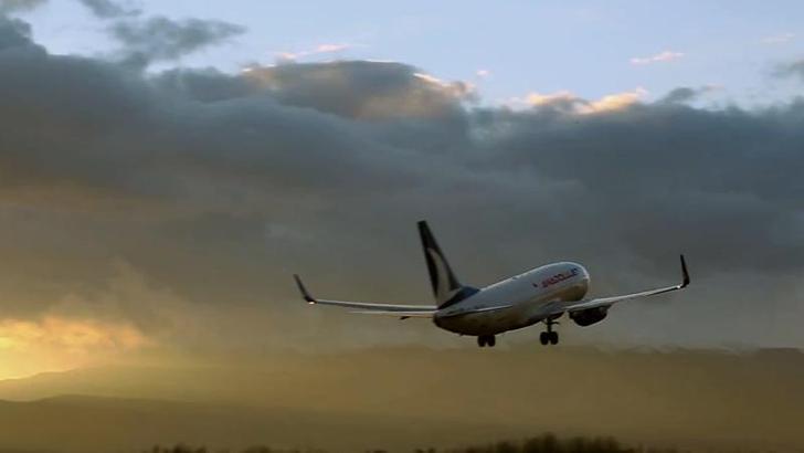 Yıldırım isabet eden yolcu uçağı Elazığ’a zorunlu iniş yaptı