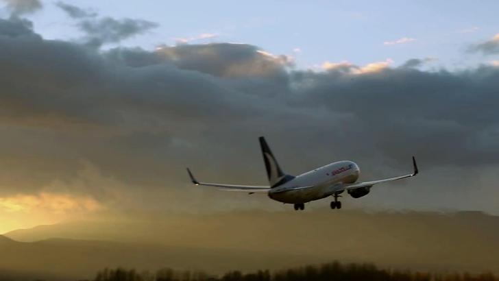Yıldırım isabet eden yolcu uçağı Elazığ’a zorunlu iniş yaptı