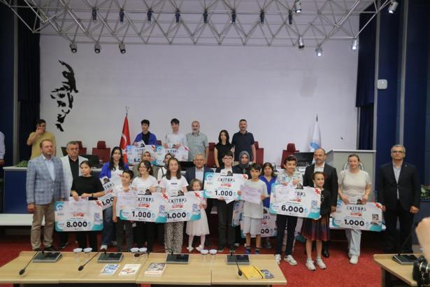 Başkan Büyükkılıç'tan Kitap Okuma Yarışması’nda dereceye giren öğrencilere ödül