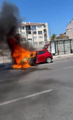 İstanbul- Fatih'te seyir halindeki otomobil alev alev yandı