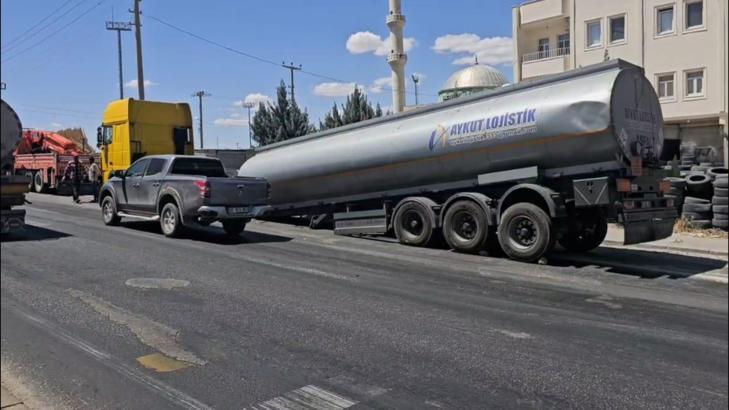 Nusaybin'de akaryakıt yüklü tankerin dorsesi düştü