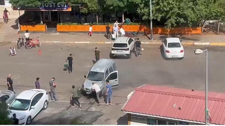 Diyarbakır’da hafif ticari araçta çıkan yangını çevredekiler söndürdü