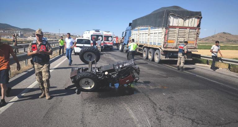 TIR’ın çarptığı traktör ikiye bölündü: 2 yaralı