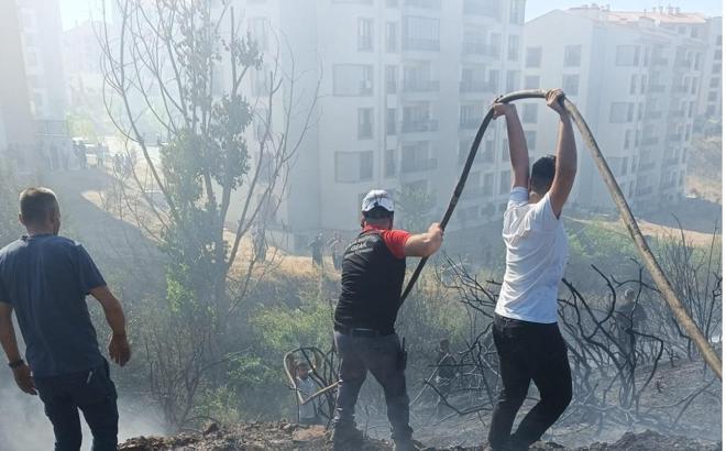 Gebze'de 3 dönümlük otluk yandı; depo olarak kullanılan ev de küle döndü