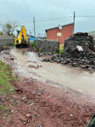 Sağanak yağmurun yıktığı evde mahsur kalan kadın kurtarıldı (2)