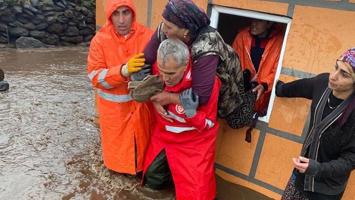 Sağanak yağmurun yıktığı evde mahsur kalan kadın kurtarıldı