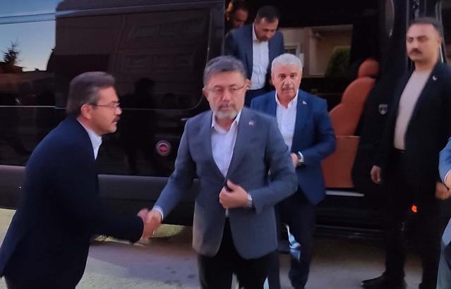 Bakan Yumaklı, şehit dozer operatörünün ailesini ziyaret etti