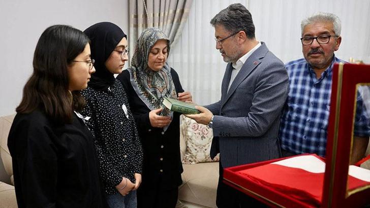 Bakan Yumaklı, şehit dozer operatörünün ailesini ziyaret etti