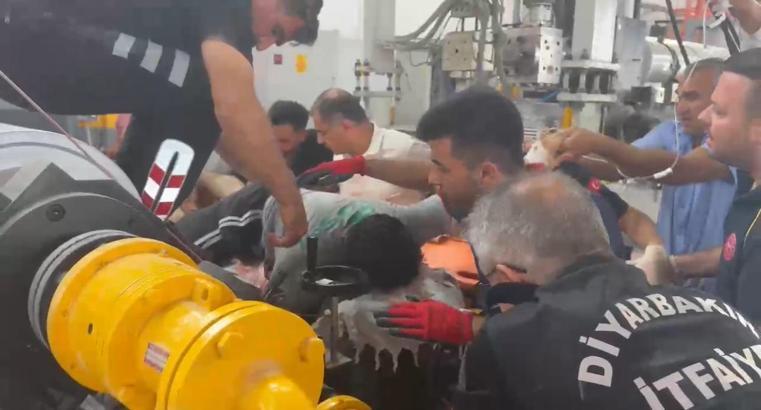 Diyarbakır'da elini levha kesme makinesine kaptıran işçi kurtarıldı