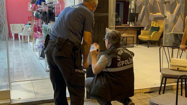 Silahlı saldırıdan şans eseri yara almadan kurtuldu; olay anı kamerada