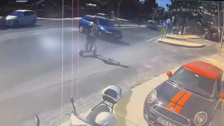 İstanbul- Beylikdüzü'nde skuterin otomobile çarptığı anlar kamerada