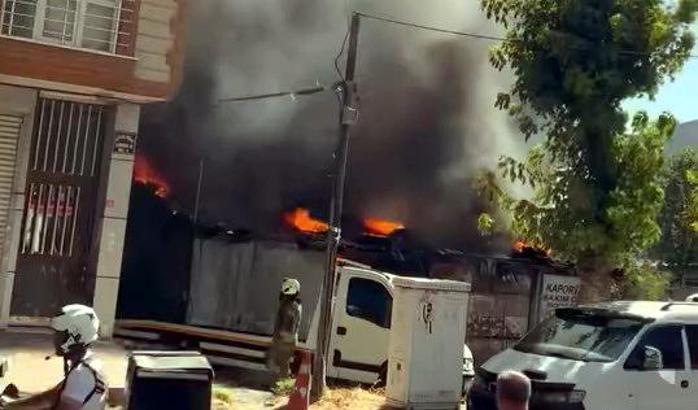 İstanbul - Avcılar’da otomobil boya atölyesi yandı: 2 araç kullanılamaz hale geldi